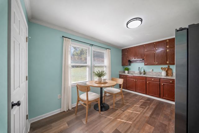Eat-in kitchen